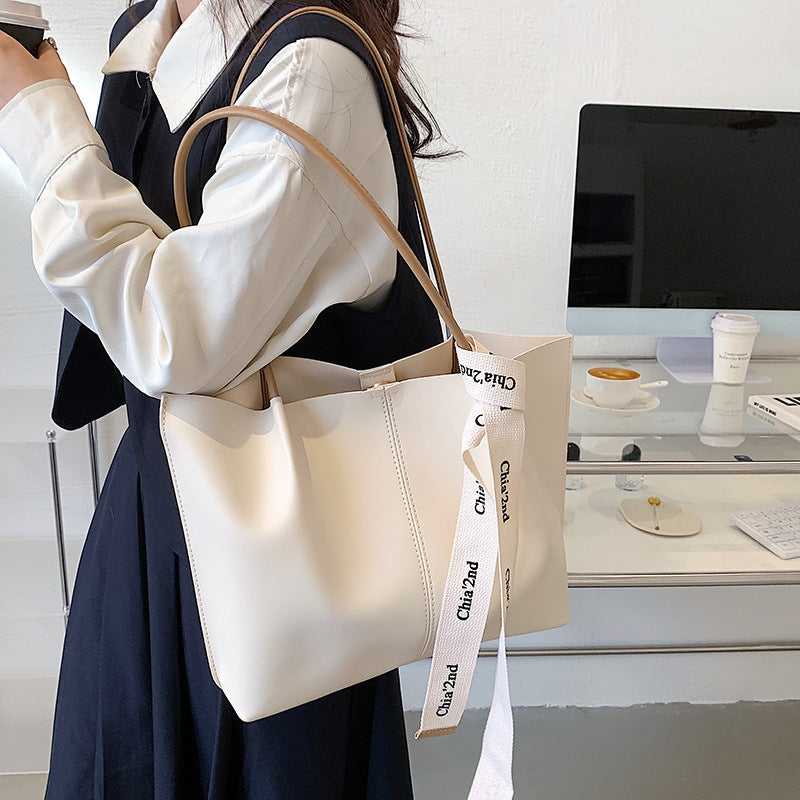 Ensemble sac fourre-tout en cuir et pochette