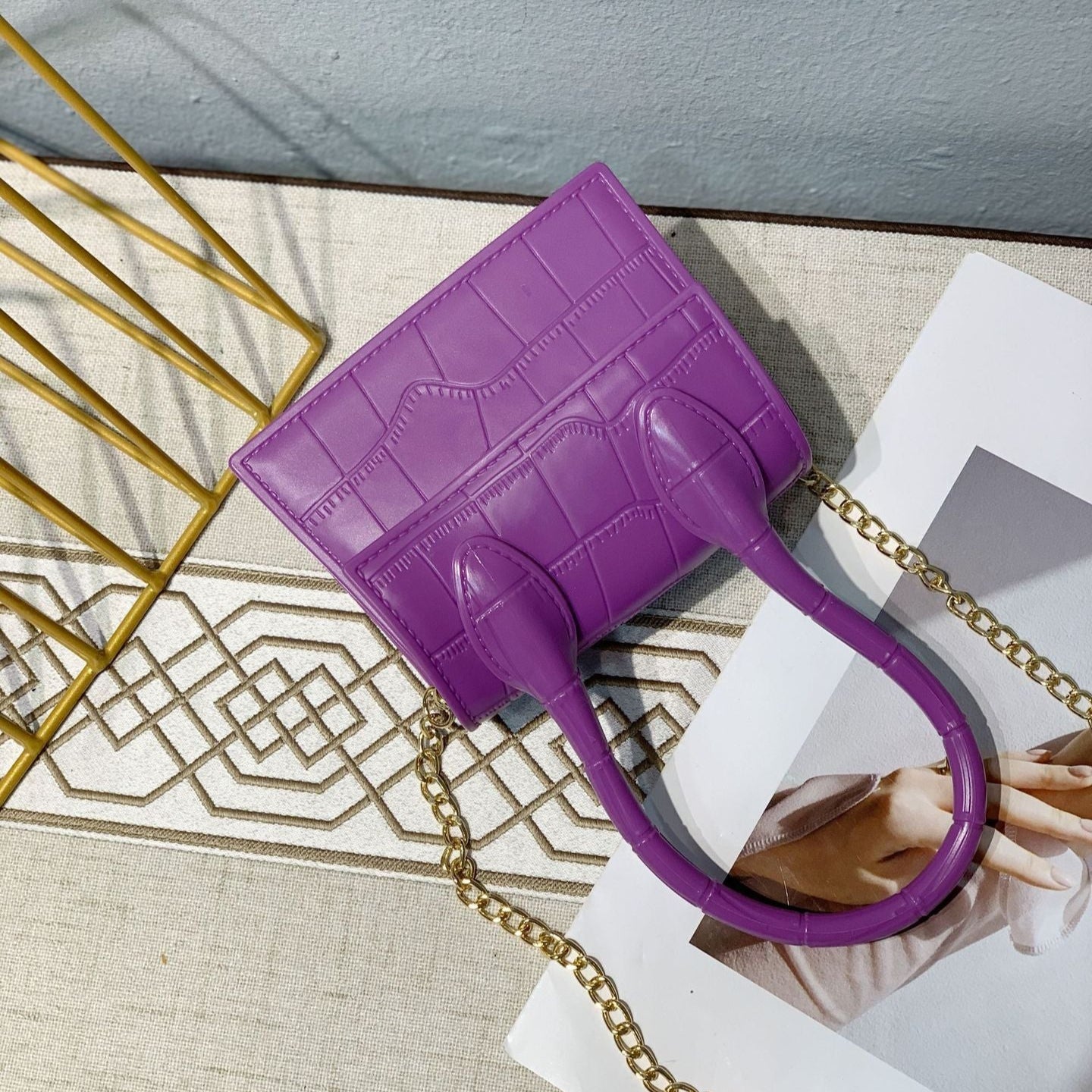 Petit sac à main élégant en cuir texturé avec mono anse et bandoulière amovible