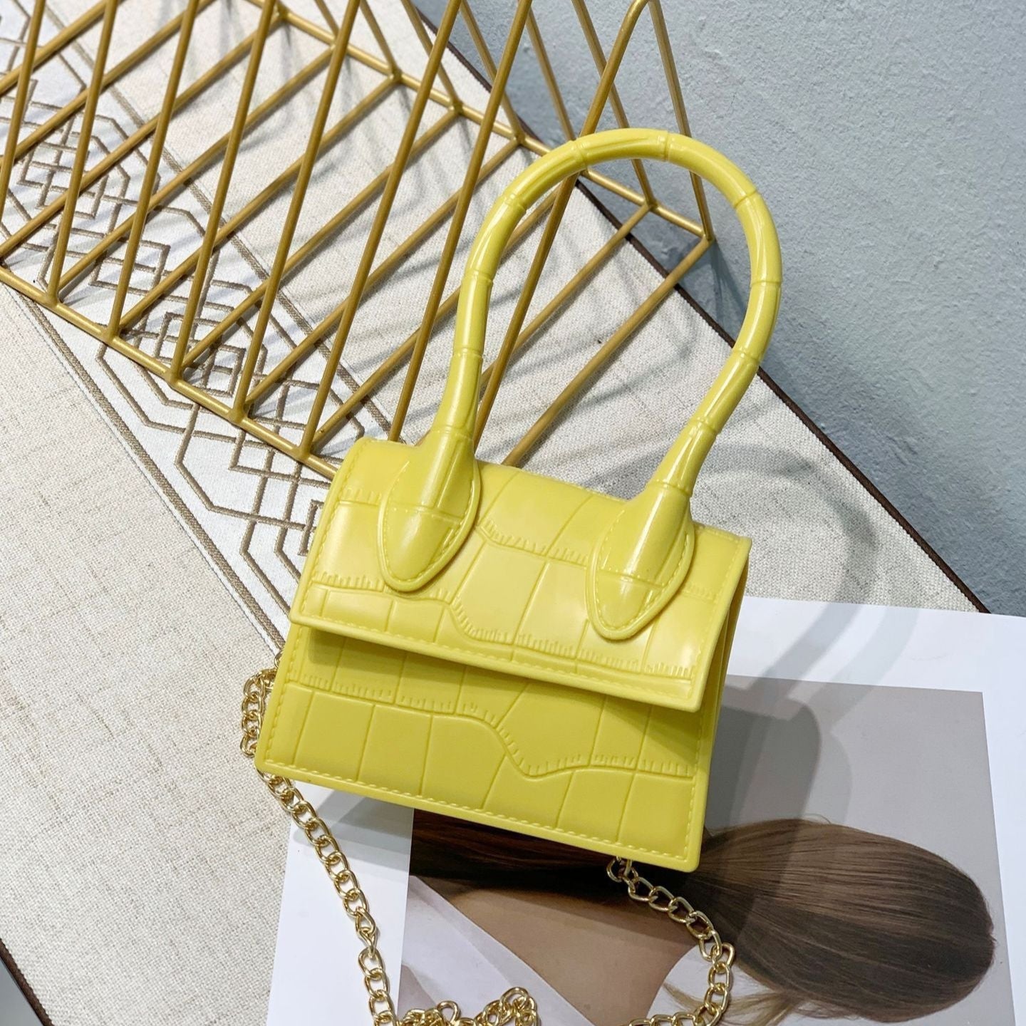 Petit sac à main élégant en cuir texturé avec mono anse et bandoulière amovible
