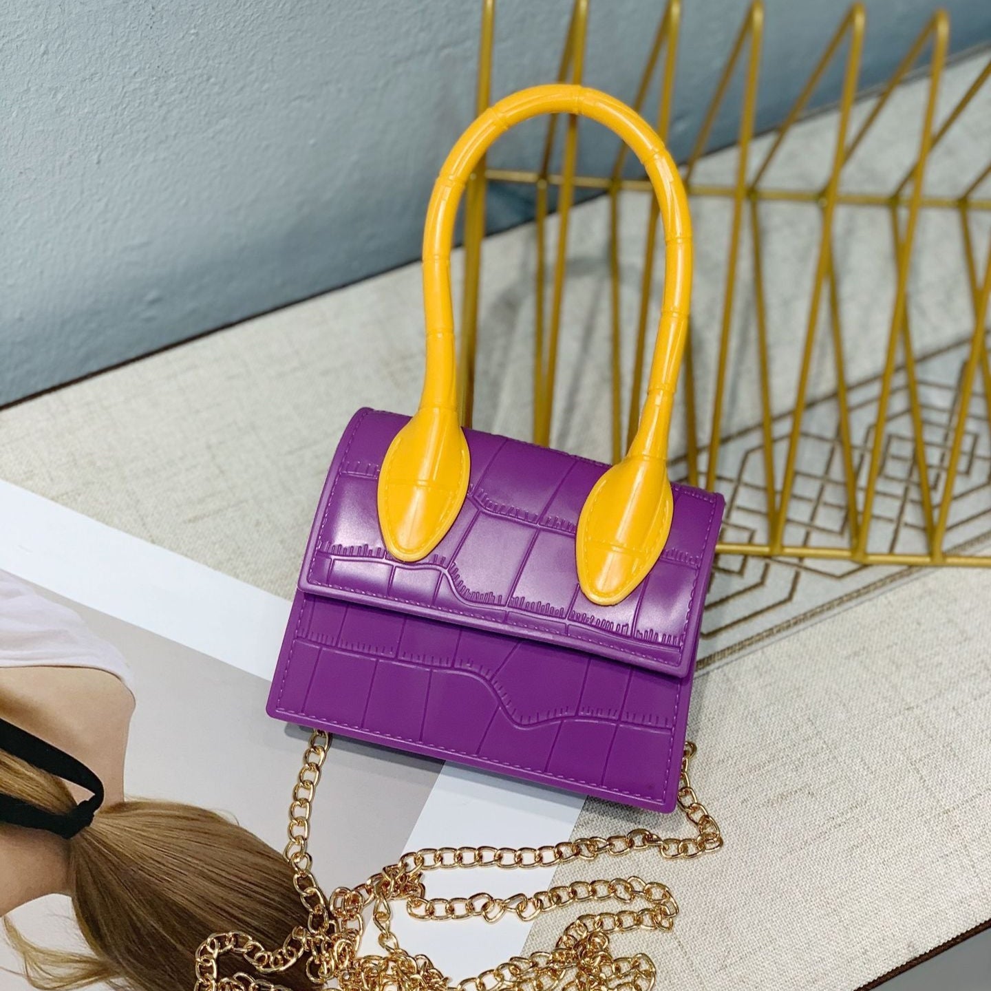 Petit sac à main élégant en cuir texturé avec mono anse et bandoulière amovible