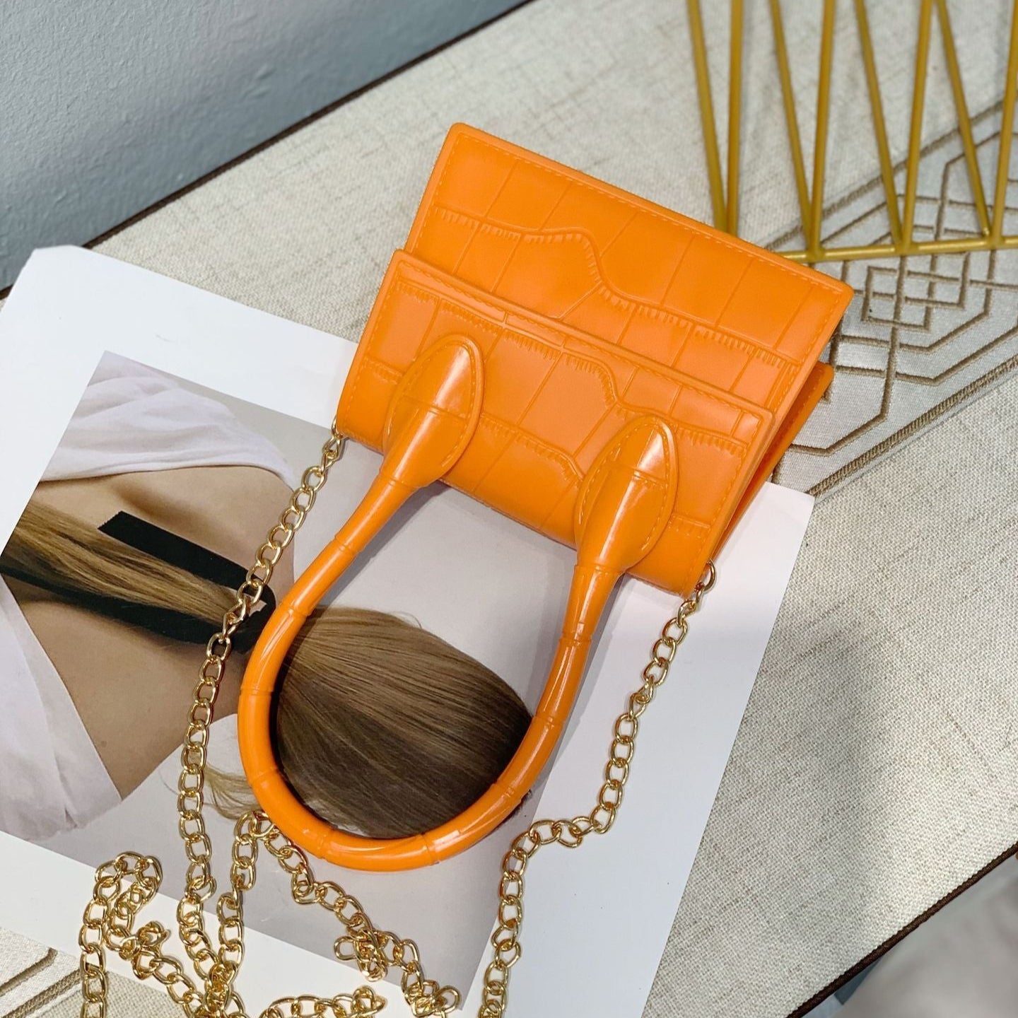 Petit sac à main élégant en cuir texturé avec mono anse et bandoulière amovible