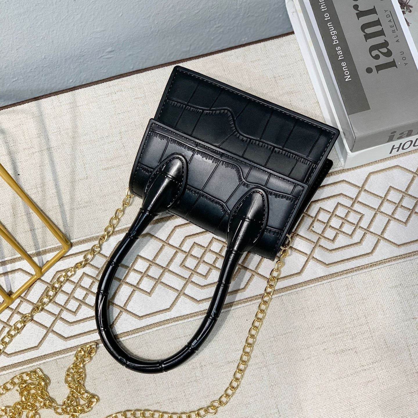 Petit sac à main élégant en cuir texturé avec mono anse et bandoulière amovible