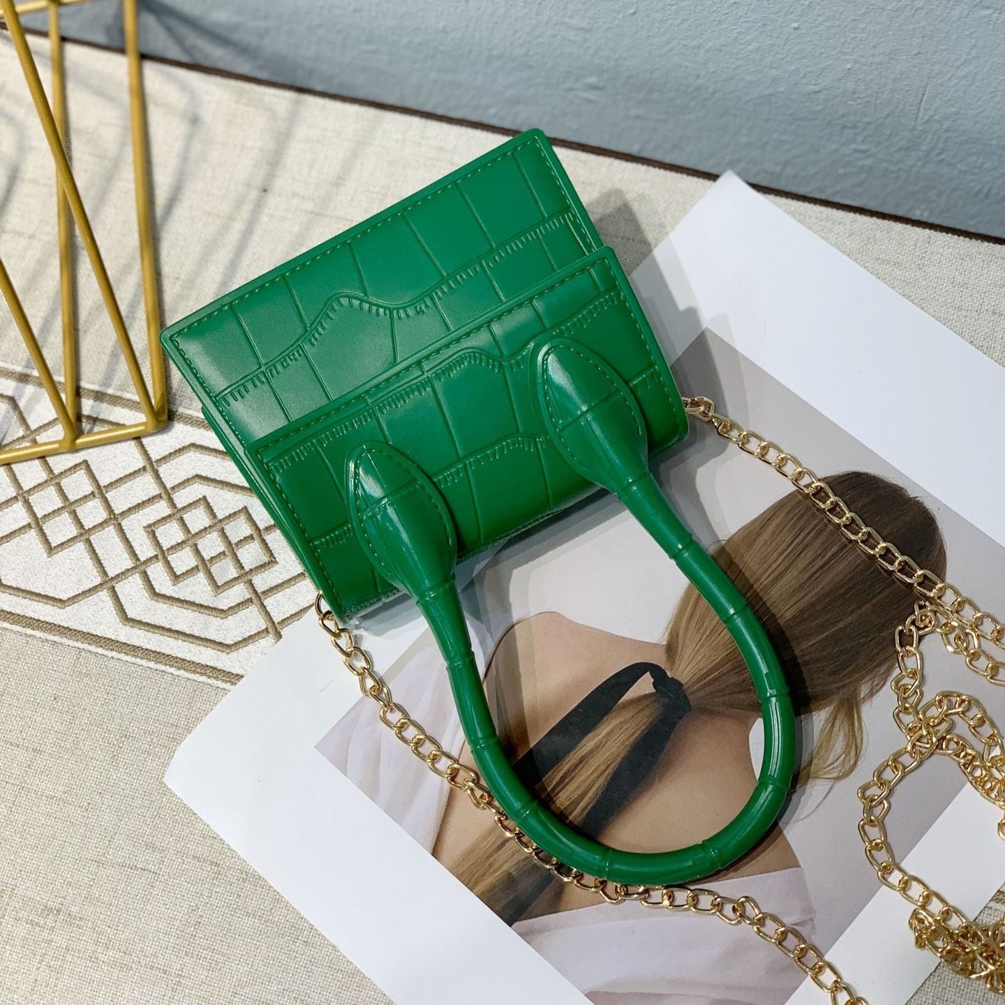 Petit sac à main élégant en cuir texturé avec mono anse et bandoulière amovible