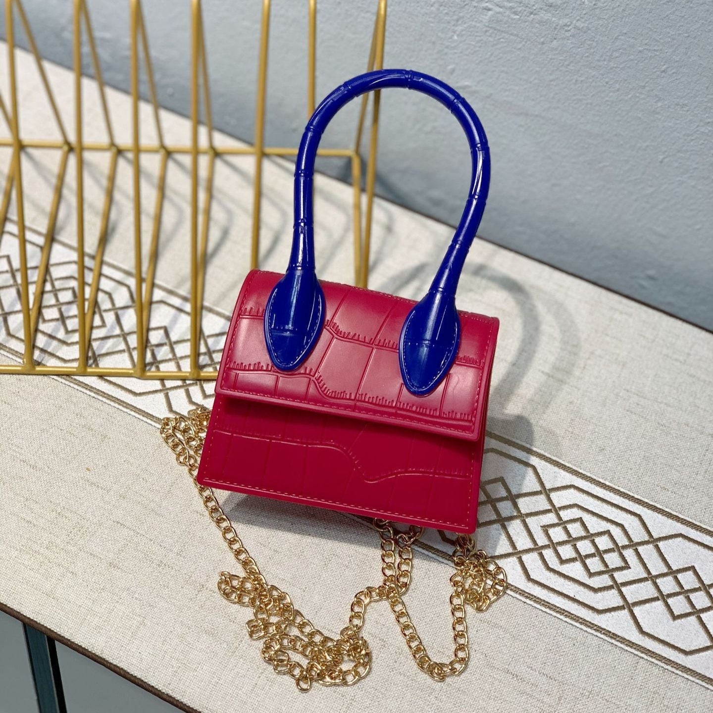 Petit sac à main élégant en cuir texturé avec mono anse et bandoulière amovible