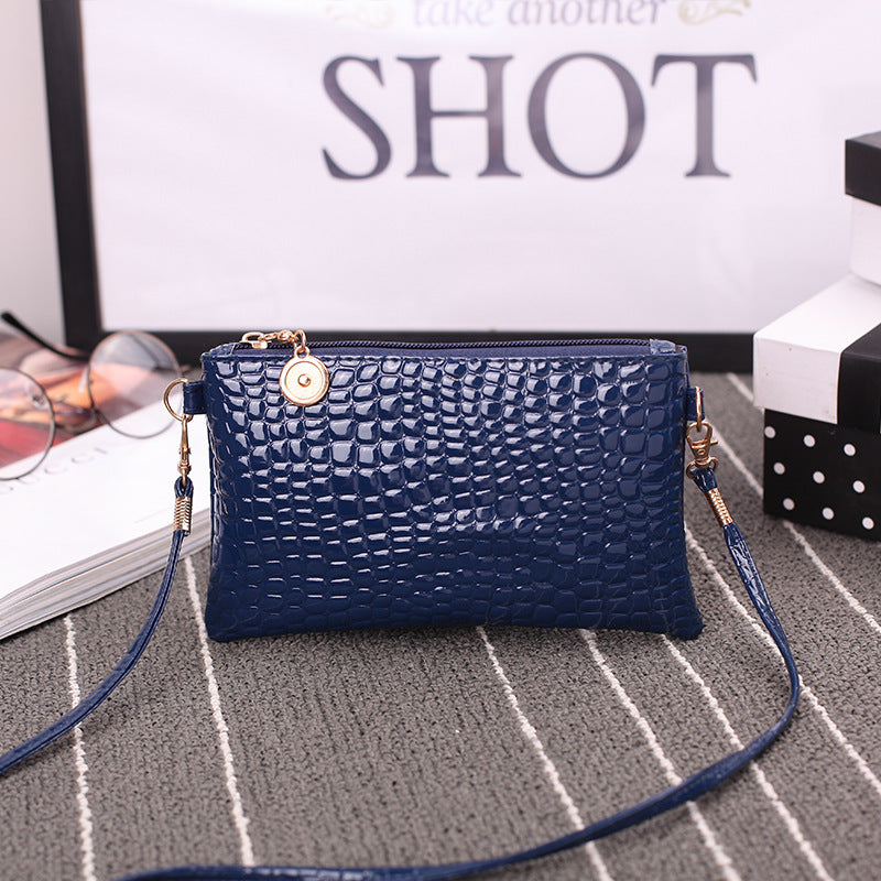 Pochette brillante en cuir texturé