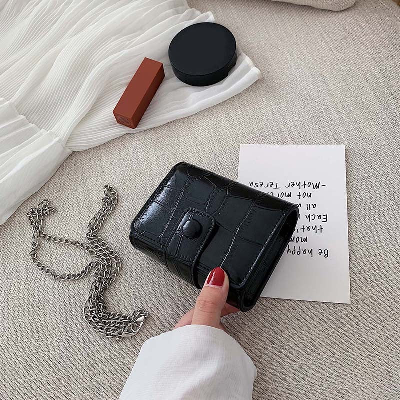 Pochette avec miroir en cuir texturé