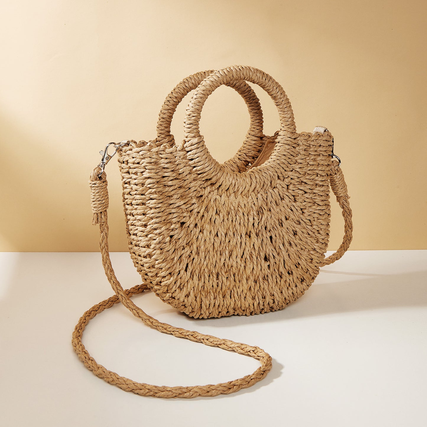 Sac à main en fibre naturelle tressée avec anses rondes et bandoulière