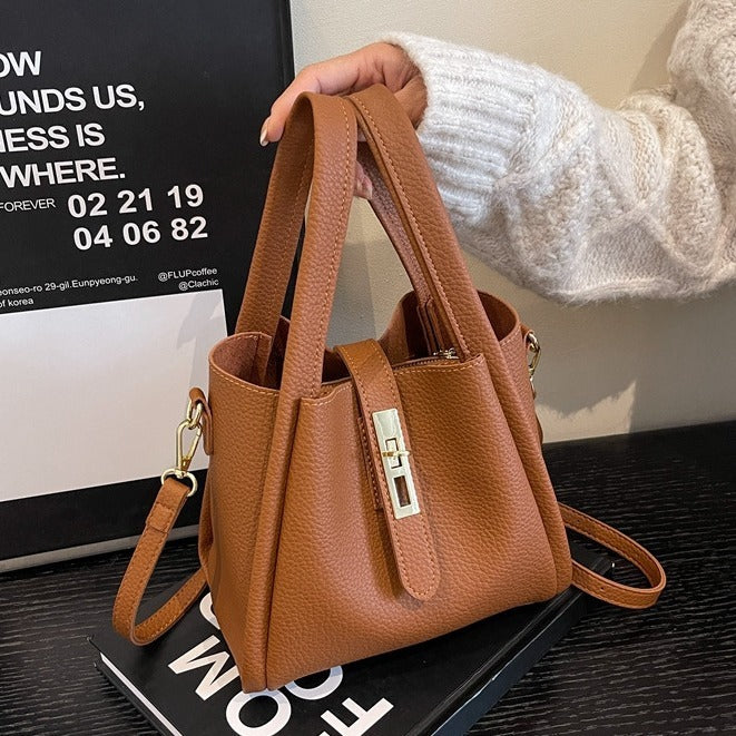 Sac à main seau en cuir grainé à fermoir tourniquet doré