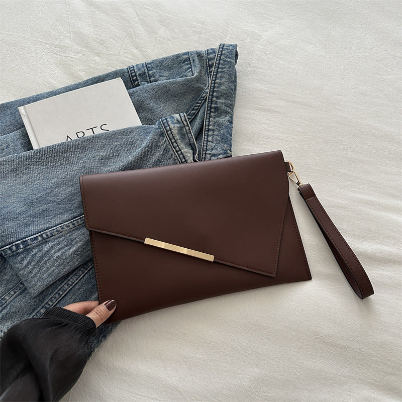 Grande pochette à rabat en cuir lisse