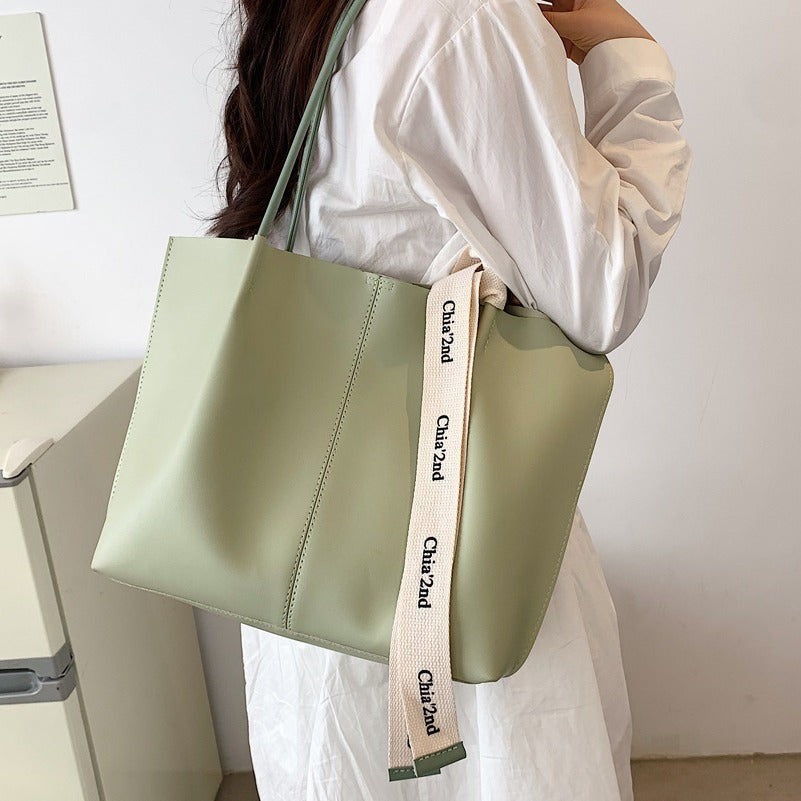 Ensemble sac fourre-tout en cuir et pochette