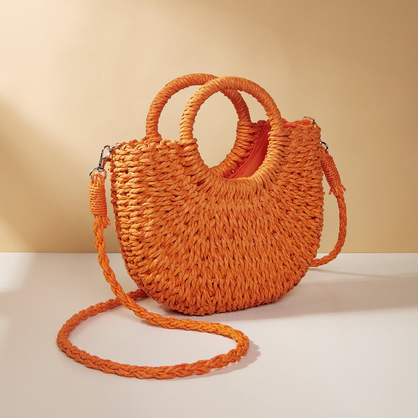 Sac à main en fibre naturelle tressée avec anses rondes et bandoulière