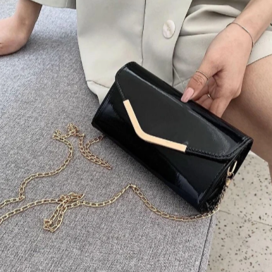 Pochette brillante en cuir lisse