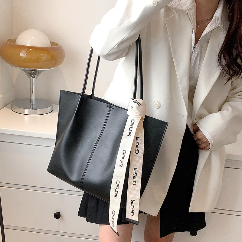 Ensemble sac fourre-tout en cuir et pochette