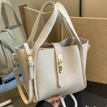 Sac à main seau en cuir grainé à fermoir tourniquet doré