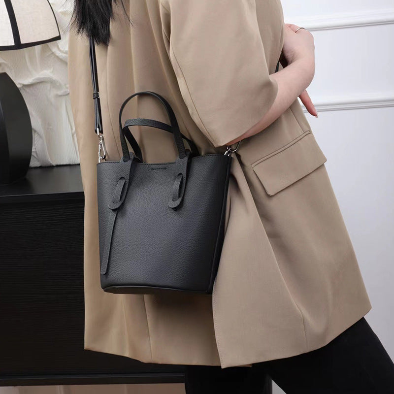 Sac à main seau design en cuir grainé avec bandoulière amovible
