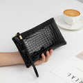 Pochette en cuir imitation peau de crocodile