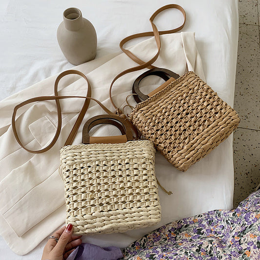 Sac à main en fibre naturelle tressée avec double anses en bois et bandoulière en cuir