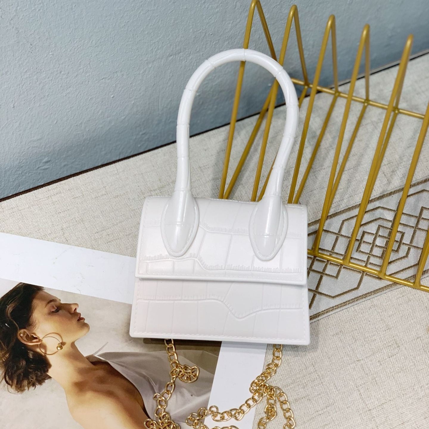 Petit sac à main élégant en cuir texturé avec mono anse et bandoulière amovible