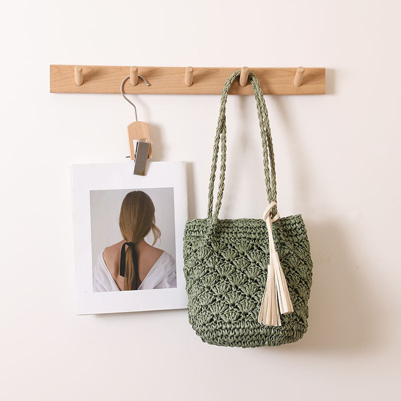 Sac d'épaule en fibre naturelle à motifs texturés avec pompon