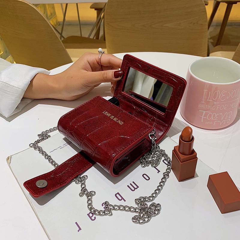 Pochette avec miroir en cuir texturé