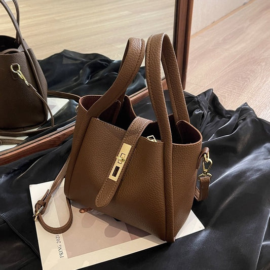 Sac à main seau en cuir grainé à fermoir tourniquet doré