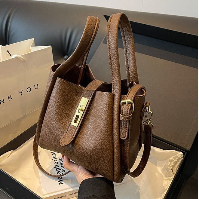 Sac seau en cuir grainé fermoir tourniquet