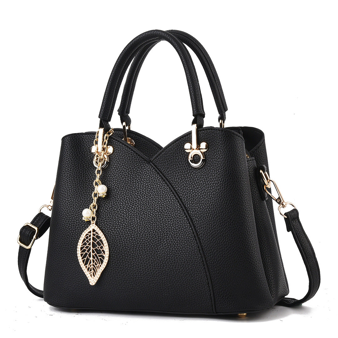 Sac à main chic en cuir grainé superposé et charmes décoratifs