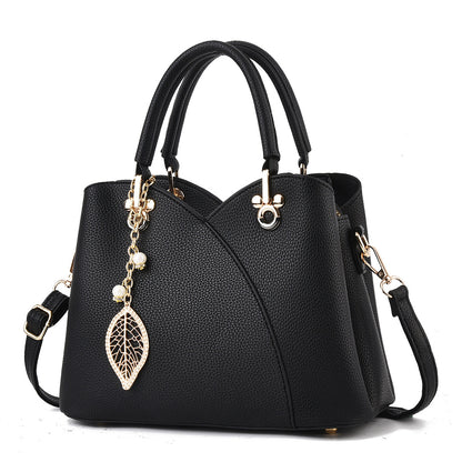 Sac à main chic en cuir grainé superposé et charmes décoratifs
