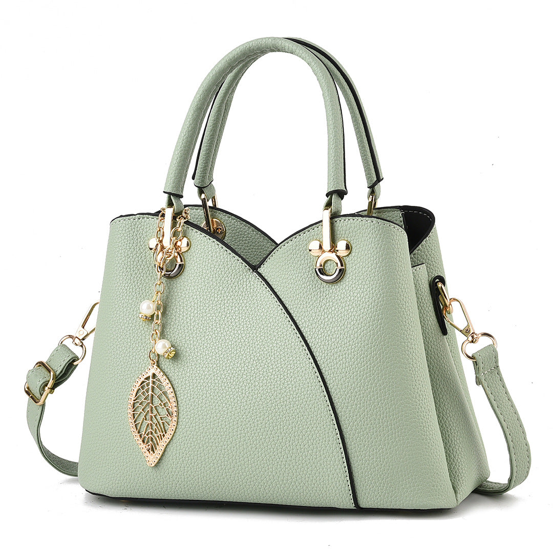 Sac à main chic en cuir grainé superposé et charmes décoratifs
