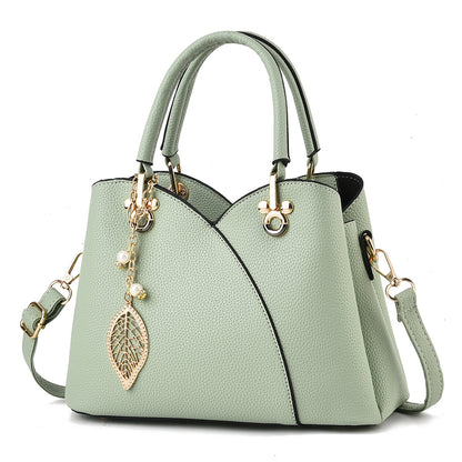Sac à main chic en cuir grainé superposé et charmes décoratifs