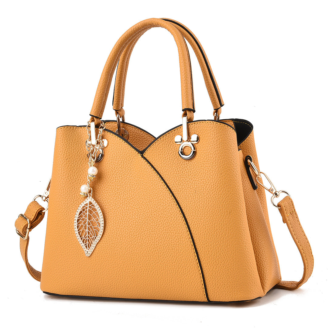 Sac à main chic en cuir grainé superposé et charmes décoratifs