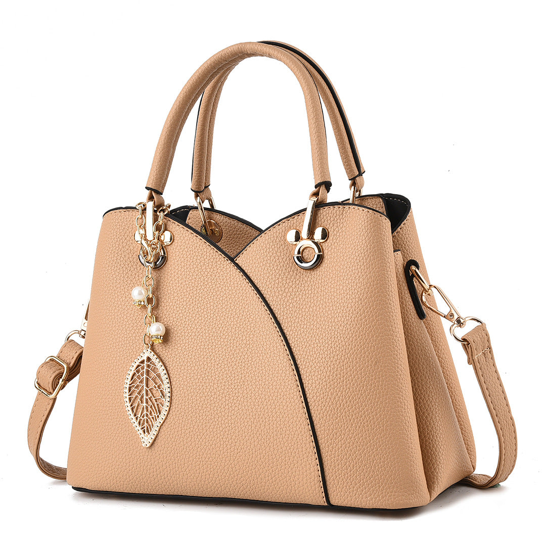 Sac à main chic en cuir grainé superposé et charmes décoratifs