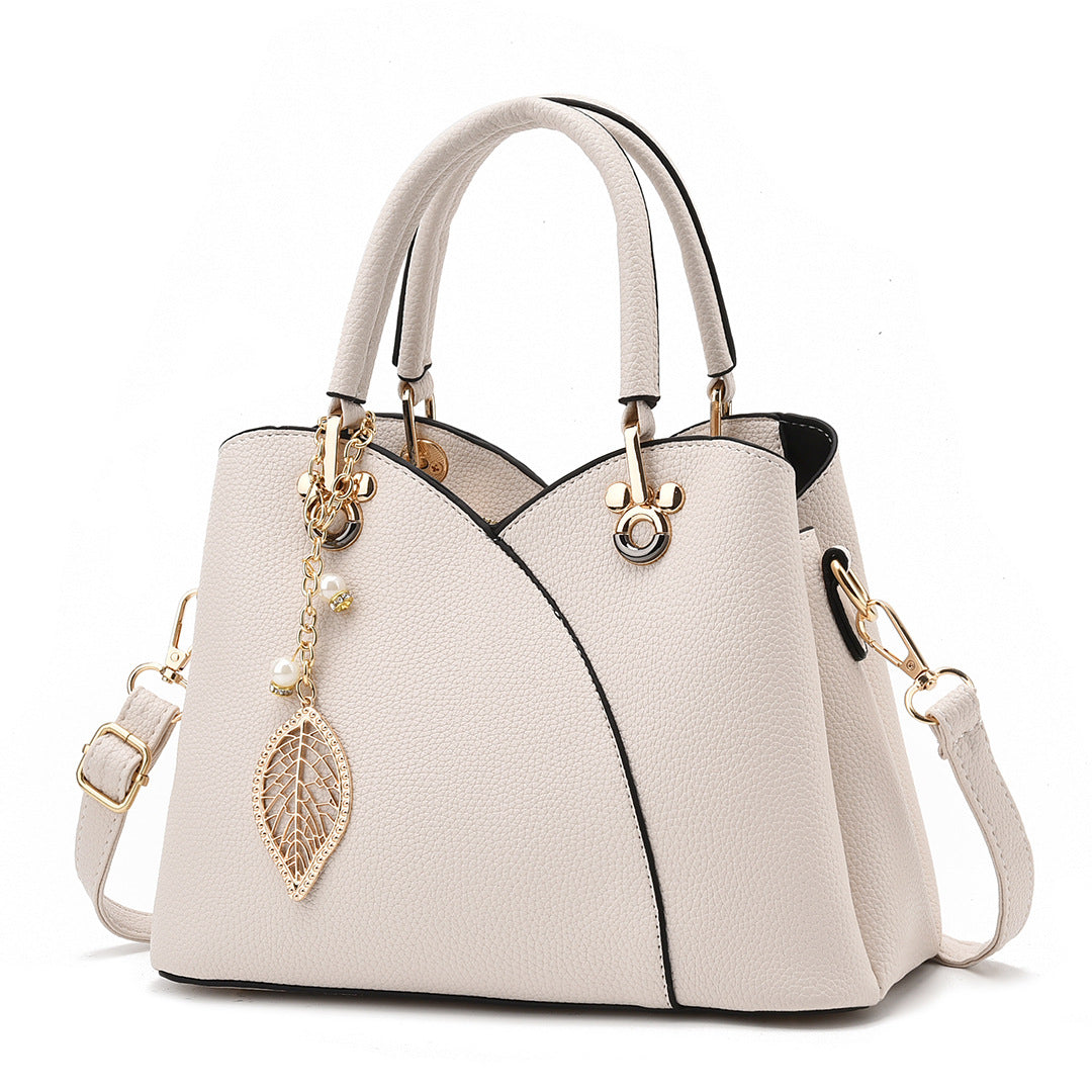Sac à main chic en cuir grainé superposé et charmes décoratifs