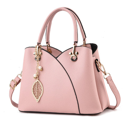 Sac à main chic en cuir grainé superposé et charmes décoratifs