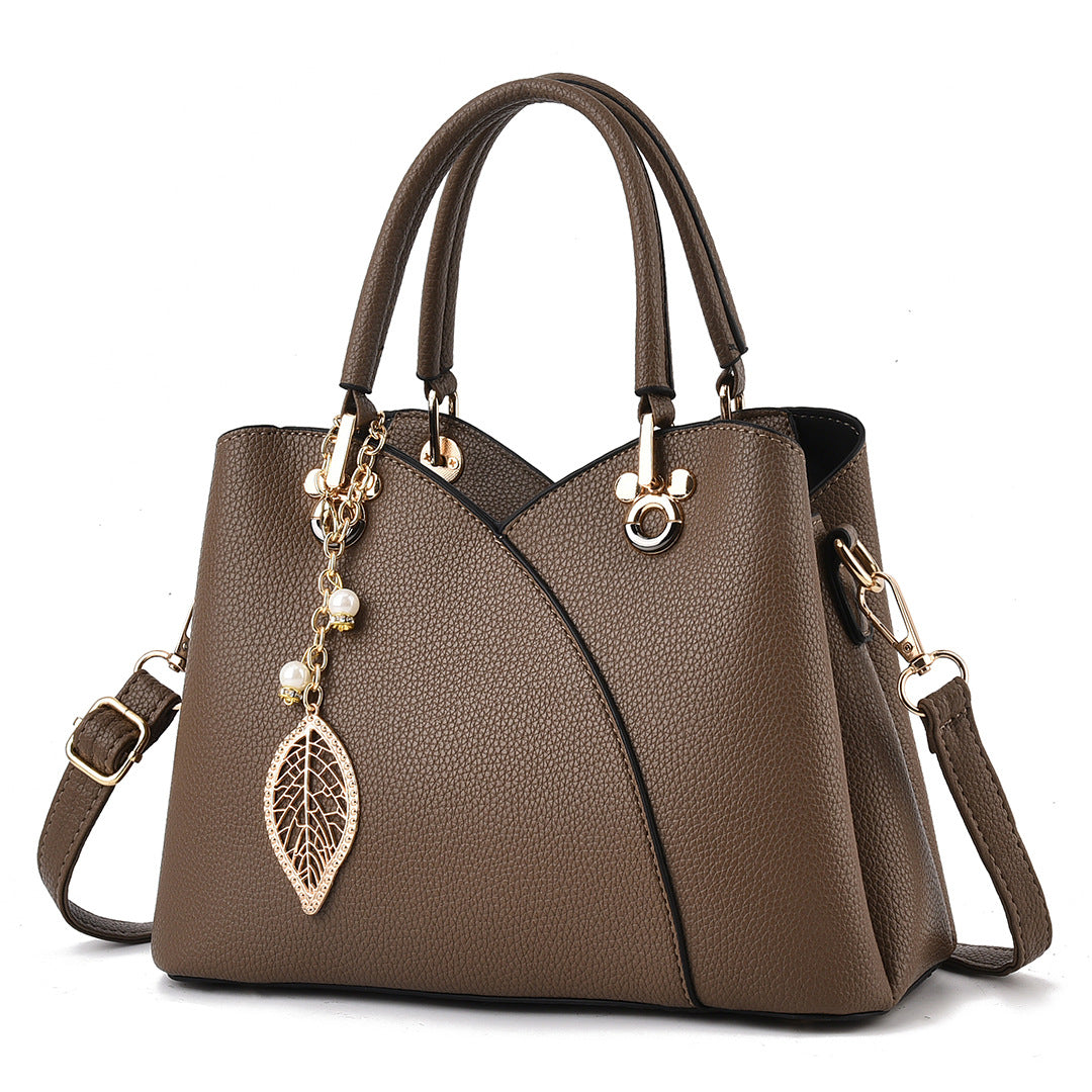 Sac à main chic en cuir grainé superposé et charmes décoratifs