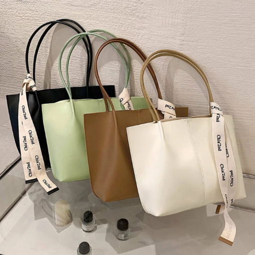 Ensemble sac fourre-tout en cuir et pochette
