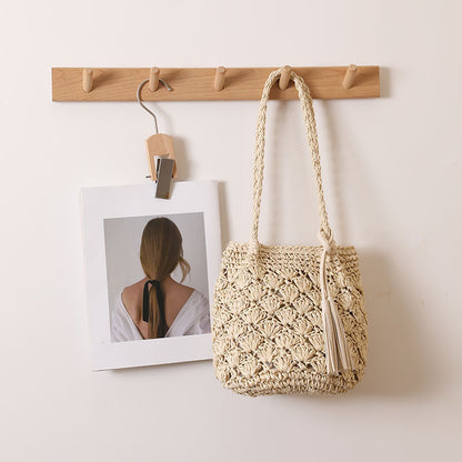 Sac d'épaule en fibre naturelle à motifs texturés avec pompon
