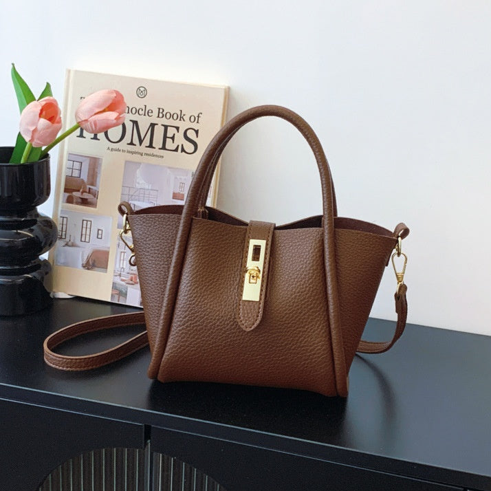 Sac à main en cuir grainé fermoir tourniquet