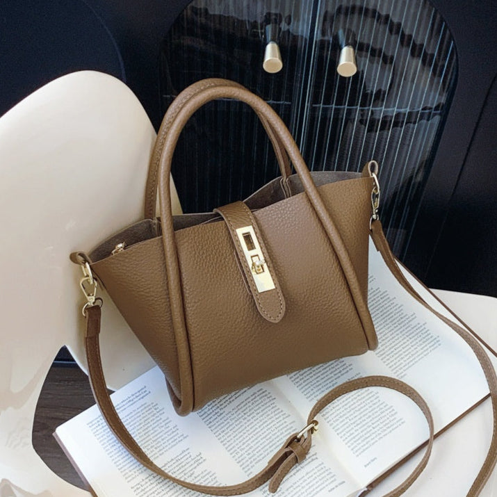 Sac à main en cuir grainé fermoir tourniquet