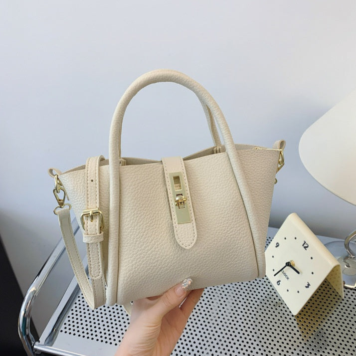 Sac à main en cuir grainé fermoir tourniquet