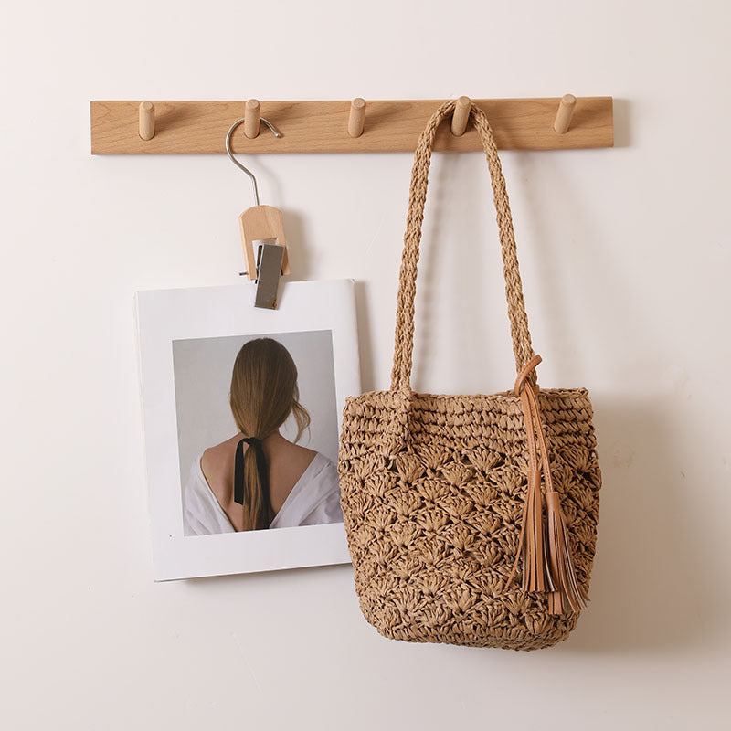 Sac d'épaule en fibre naturelle à motifs texturés avec pompon