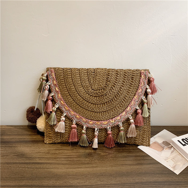 Sac d'épaule en fibre naturelle avec pompons