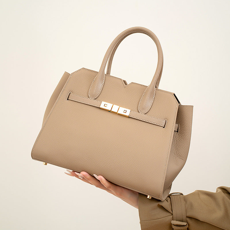 Sac à main élégant en cuir grainé avec double anses et boucle dorée décorative