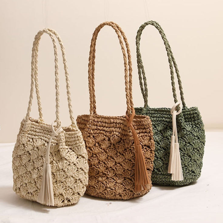Sac d'épaule en fibre naturelle à motifs texturés avec pompon